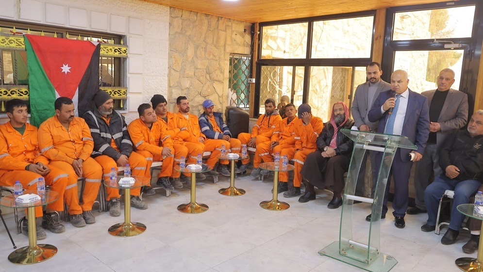 وزير العمل يكرم عمال الوطن في الهاشمية