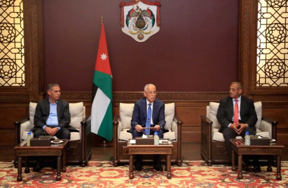 فريق كلنا خلف القيادة الهاشمية تسلم وثيقتها الموقعة لرئيس الديوان الملكي