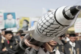 زعيم الحوثيين يهدد أميركا بالتدخل العسكري إذا نُفذت خطة ترمب