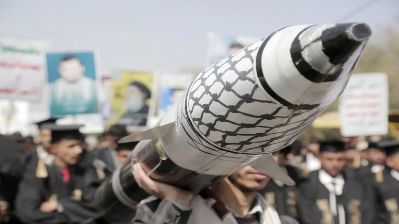 زعيم الحوثيين يهدد أميركا بالتدخل العسكري إذا نُفذت خطة ترمب