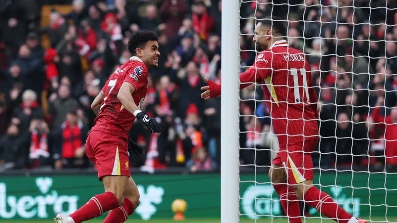 دياز وصلاح يقودان ليفربول لعبور وولفرهامبتون