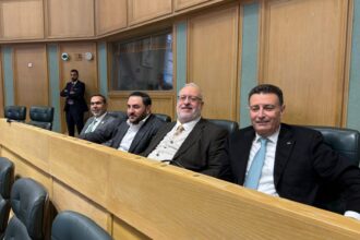 الصفدي من مقعد الرئاسة إلى مقاعد نواب جبهة العمل الإسلامي ، وضحكات متبادلة