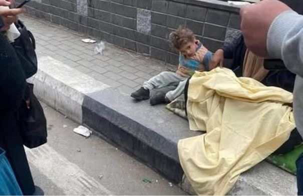 الأمن يكشف الحقيقة وراء المتسولة والطفل الأشقر في القاهرة
