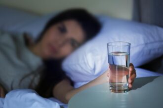 لماذا قد يكون شرب الماء قبل النوم خيارًا غير مثالي؟