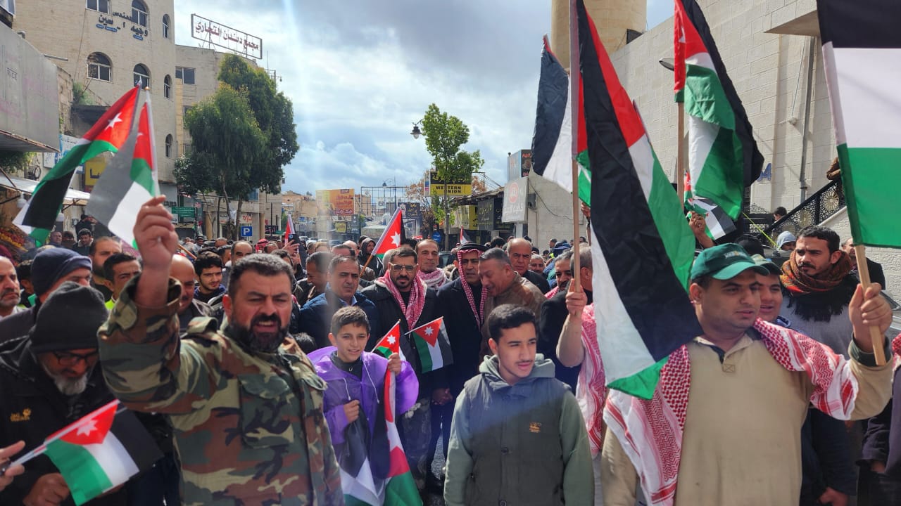 عاجل | بالصور "جرش" تشهد مسيرة حاشدة تأكيدًا على دعم موقف الملك ضد التهجير
