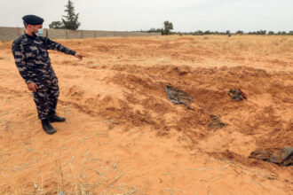 اكتشاف مقبرة جماعية لـ28 مهاجراً في جنوب شرق ليبيا