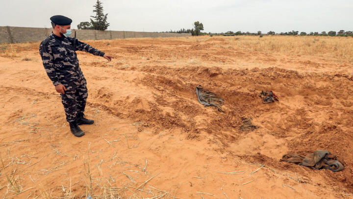 اكتشاف مقبرة جماعية لـ28 مهاجراً في جنوب شرق ليبيا