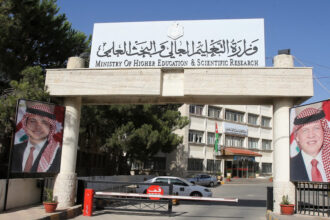 التعليم العالي تدعو الطلبة المرشحين للمنح والقروض لاستكمال إجراءات الاستفادة