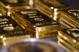 الذهب يرتفع عالمياً ويقترب من أعلى مستوياته