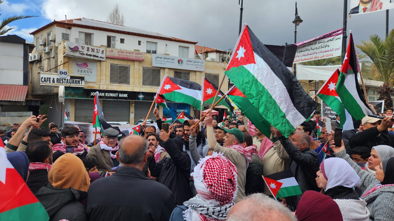 عاجل | بالصور "جرش" تشهد مسيرة حاشدة تأكيدًا على دعم موقف الملك ضد التهجير
