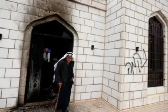 مستوطنون متطرفون يحرقون مسجداً في عرب المليحات شمال أريحا