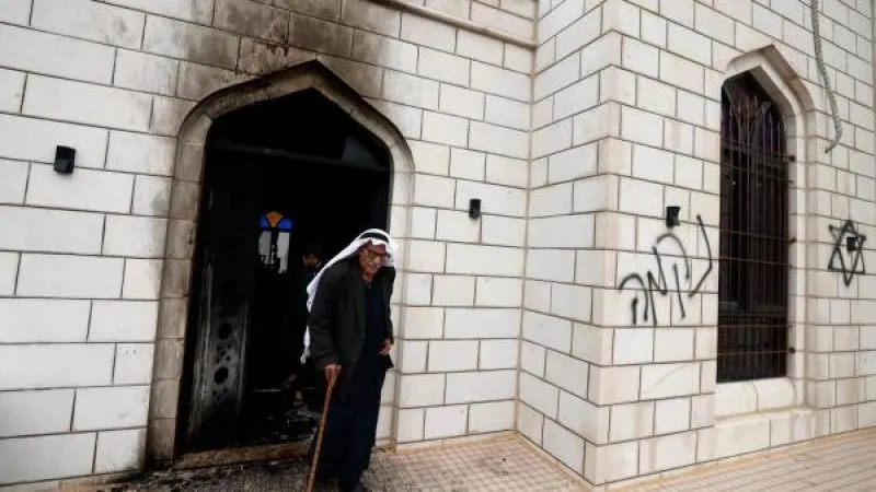 مستوطنون متطرفون يحرقون مسجداً في عرب المليحات شمال أريحا