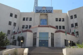 وزير المالية يوجه الأمر المالي لتنظيم صرف المخصصات الحكومية لعام 2025