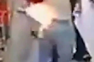 بالفيديو انفجار هاتف في امرأة يثير الرعب بالسوبر ماركت!