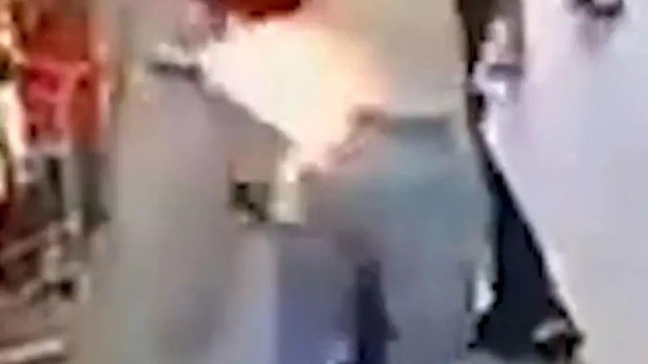 بالفيديو انفجار هاتف في امرأة يثير الرعب بالسوبر ماركت!