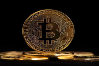 بتكوين تهبط إلى أدنى مستوى منذ 11 تشرين الثاني
