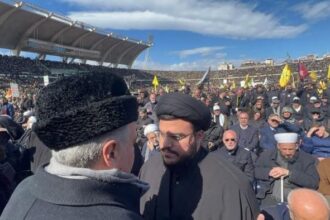 اول ظهور لمحمد مهدي نصرالله يلفت الأنظار خلال تشييع والده