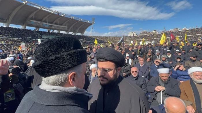 اول ظهور لمحمد مهدي نصرالله يلفت الأنظار خلال تشييع والده