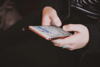 امرأة تقتل شريكها بسبب رسالة نصية على هاتفه