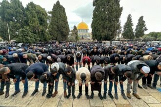 40 ألف مصلٍ في الأقصى رغم القيود العسكرية المشددة