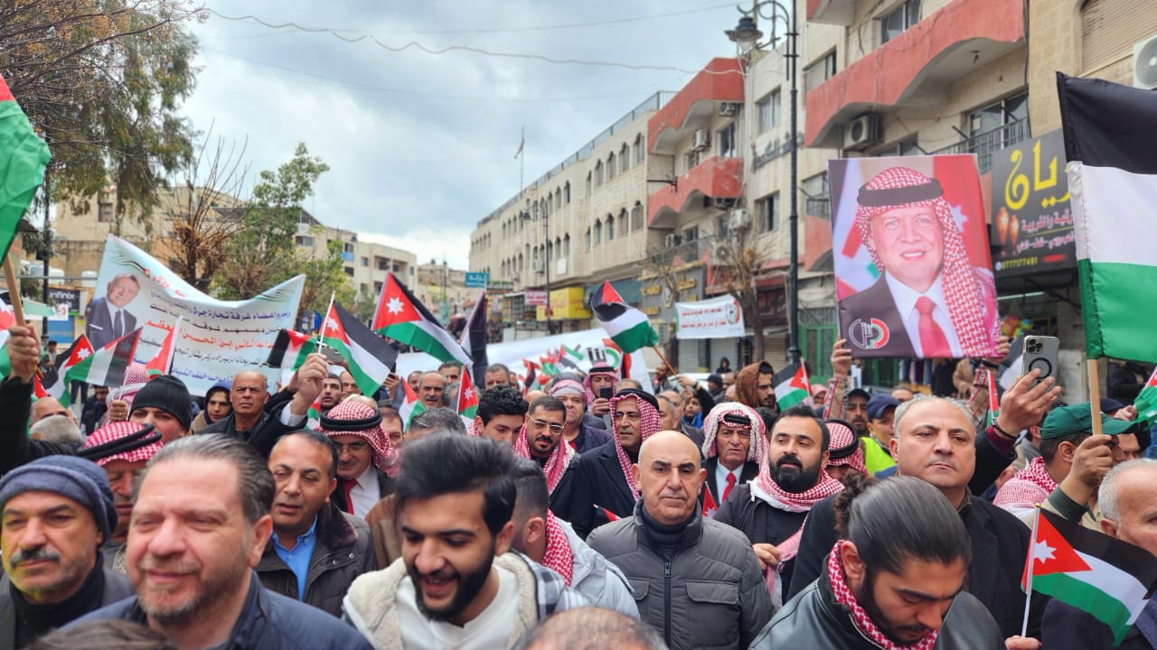 عاجل | بالصور "جرش" تشهد مسيرة حاشدة تأكيدًا على دعم موقف الملك ضد التهجير