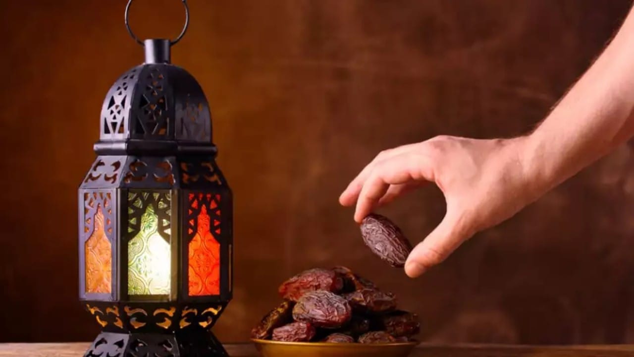 عاجل | من حرب البيض لضرب الزوجات قبل الإفطار.. أغرب العادات الرمضانية في العالم