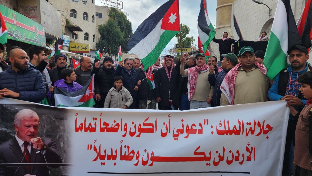 عاجل | بالصور "جرش" تشهد مسيرة حاشدة تأكيدًا على دعم موقف الملك ضد التهجير