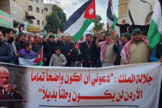 عاجل | بالصور "جرش" تشهد مسيرة حاشدة تأكيدًا على دعم موقف الملك ضد التهجير