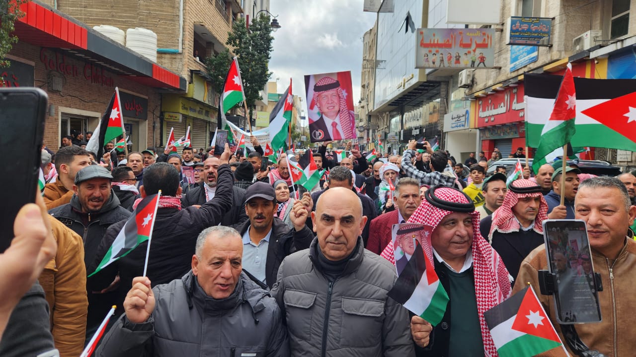 عاجل | بالصور "جرش" تشهد مسيرة حاشدة تأكيدًا على دعم موقف الملك ضد التهجير