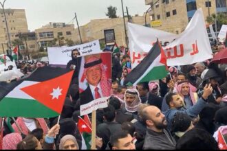 عاجل | بالفيديو آلاف الاردنييين يشاركون بمسيرات حاشدة دعمًا لموقف الملك