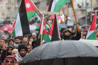 مسيرة ضخمة "وسط البلد" ترفض التهجير وتؤكد دعم مواقف الملك