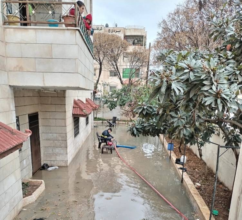 انهيار حائط بطول 15 مترًا وغرق 3 تسويات في إربد