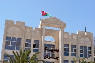 بلدية جرش تغلق شارعًا بسبب تصدعات في الأسفلت