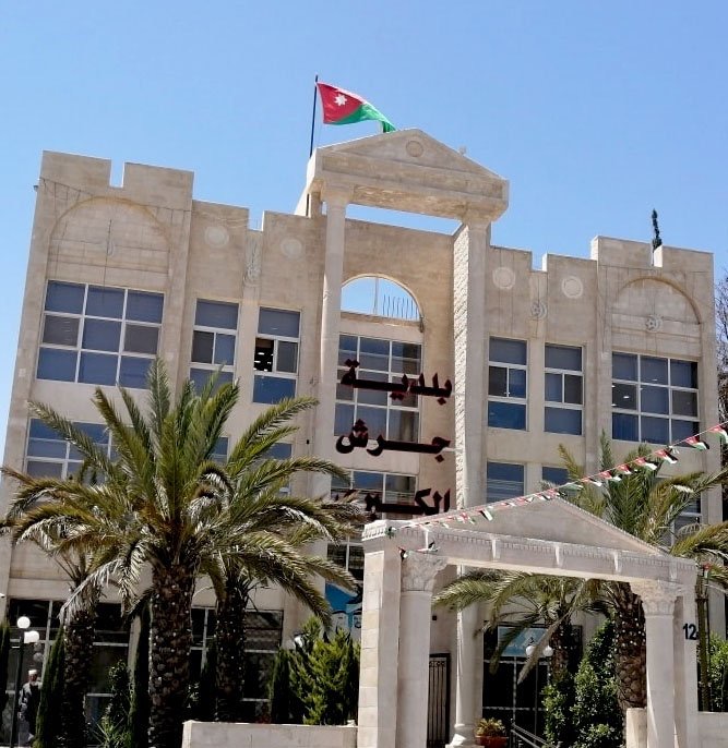 بلدية جرش تغلق شارعًا بسبب تصدعات في الأسفلت
