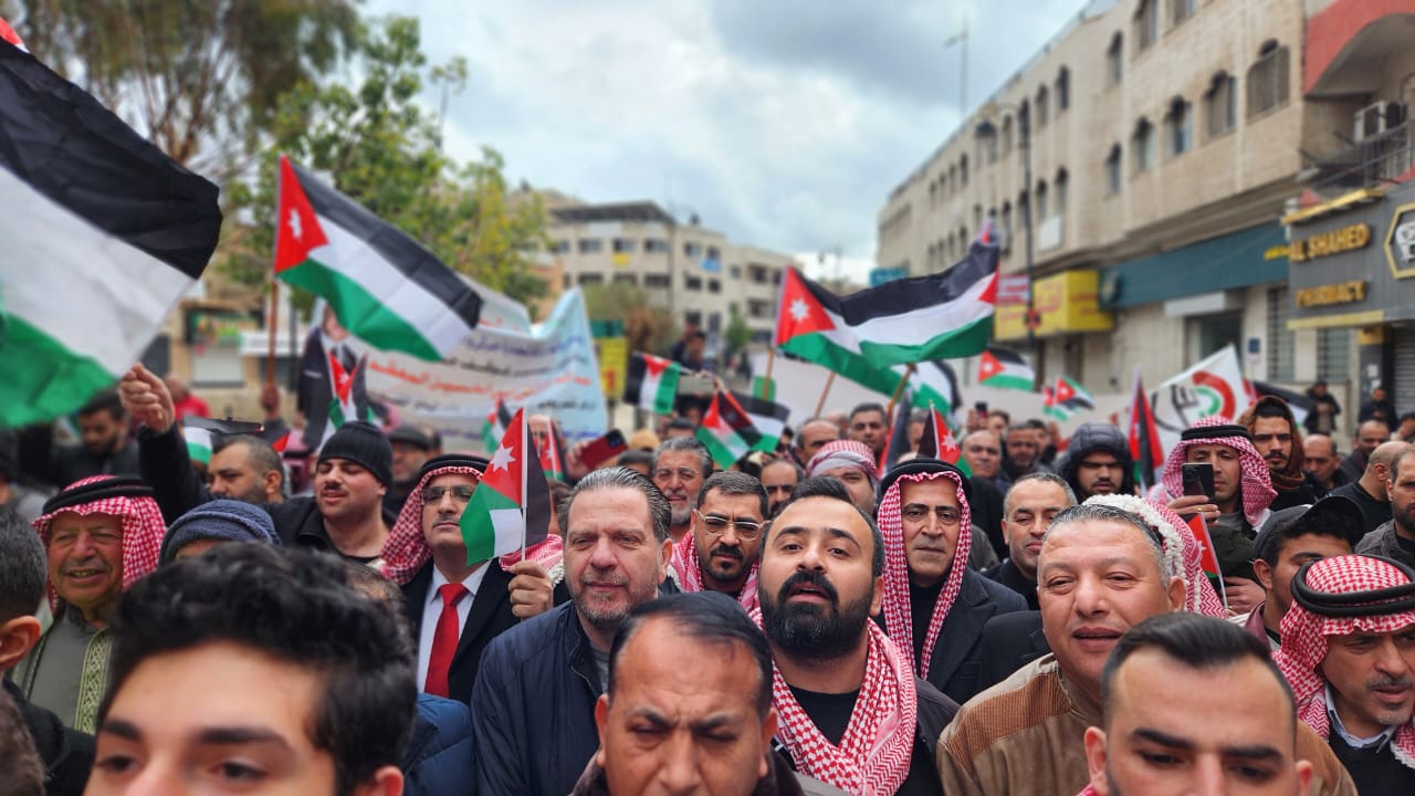 عاجل | بالصور "جرش" تشهد مسيرة حاشدة تأكيدًا على دعم موقف الملك ضد التهجير