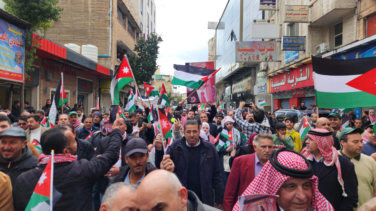 عاجل | بالصور "جرش" تشهد مسيرة حاشدة تأكيدًا على دعم موقف الملك ضد التهجير