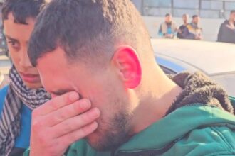 أسير فلسطيني محرر يتفاجأ بأستشهاد عائلته على يد الاحتلال بعد تحرره(فيديو)