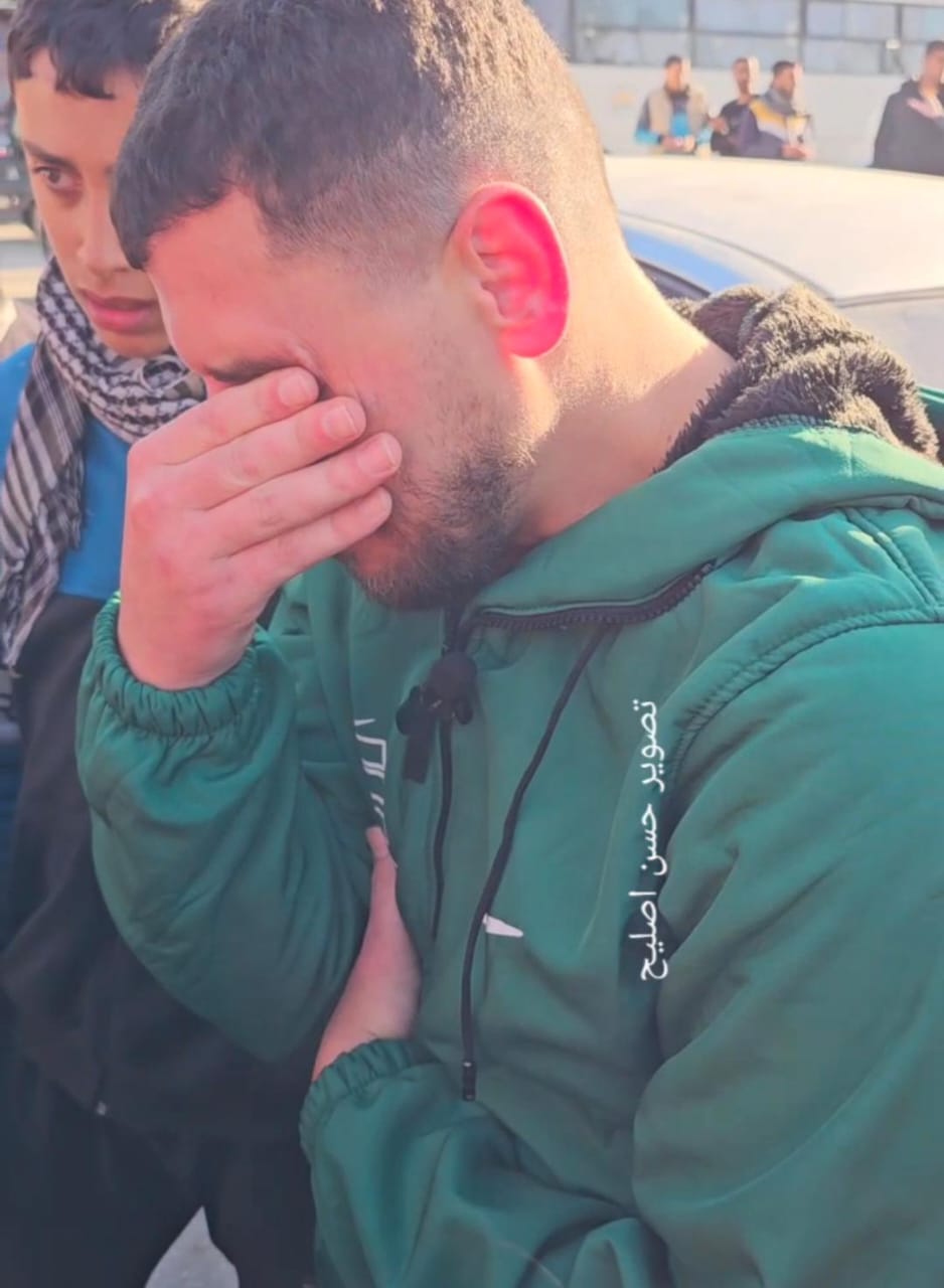 أسير فلسطيني محرر يتفاجأ بأستشهاد عائلته على يد الاحتلال بعد تحرره(فيديو)