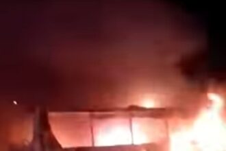 بالفيديو...احتراق حافلة على طريق الهاشمية ولا اصابات