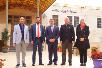 جامعة البترا تكرم أبًا وأبنه من خريجيها تقديرًا لتميزهما في سوق العمل: الصيدلاني الدكتور صبري كتكت ونجله الدكتور قصي
