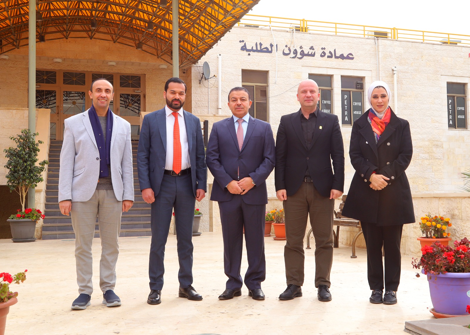 صورة حول : جامعة البترا تكرم أبًا وأبنه من خريجيها تقديرًا لتميزهما في سوق العمل: الصيدلاني الدكتور صبري كتكت ونجله الدكتور قصي جامعة البترا تكرم أبًا وأبنه من خريجيها تقديرًا لتميزهما في سوق العمل: الصيدلاني الدكتور صبري كتكت ونجله الدكتور قصي