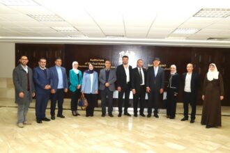 وفد من الشركة الأردنية لإنتاج الأدوية يزور مركز الدراسات الدوائية في جامعة البترا لتعزيز التعاون المشترك