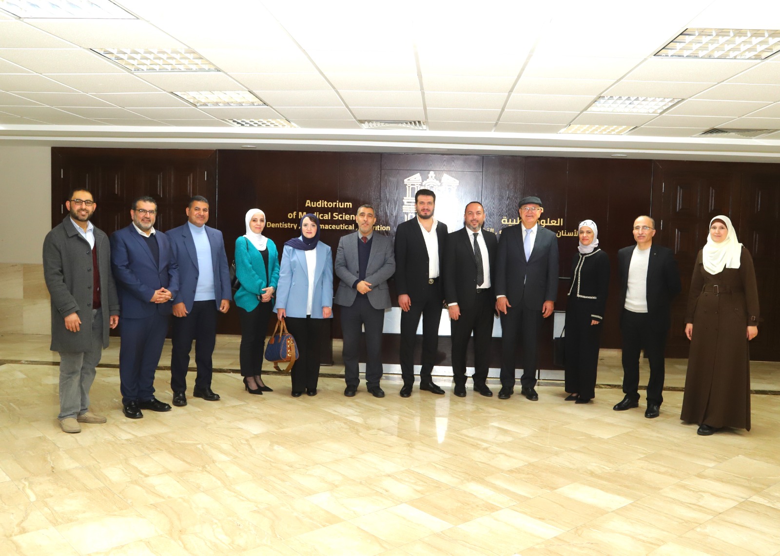 وفد من الشركة الأردنية لإنتاج الأدوية يزور مركز الدراسات الدوائية في جامعة البترا لتعزيز التعاون المشترك