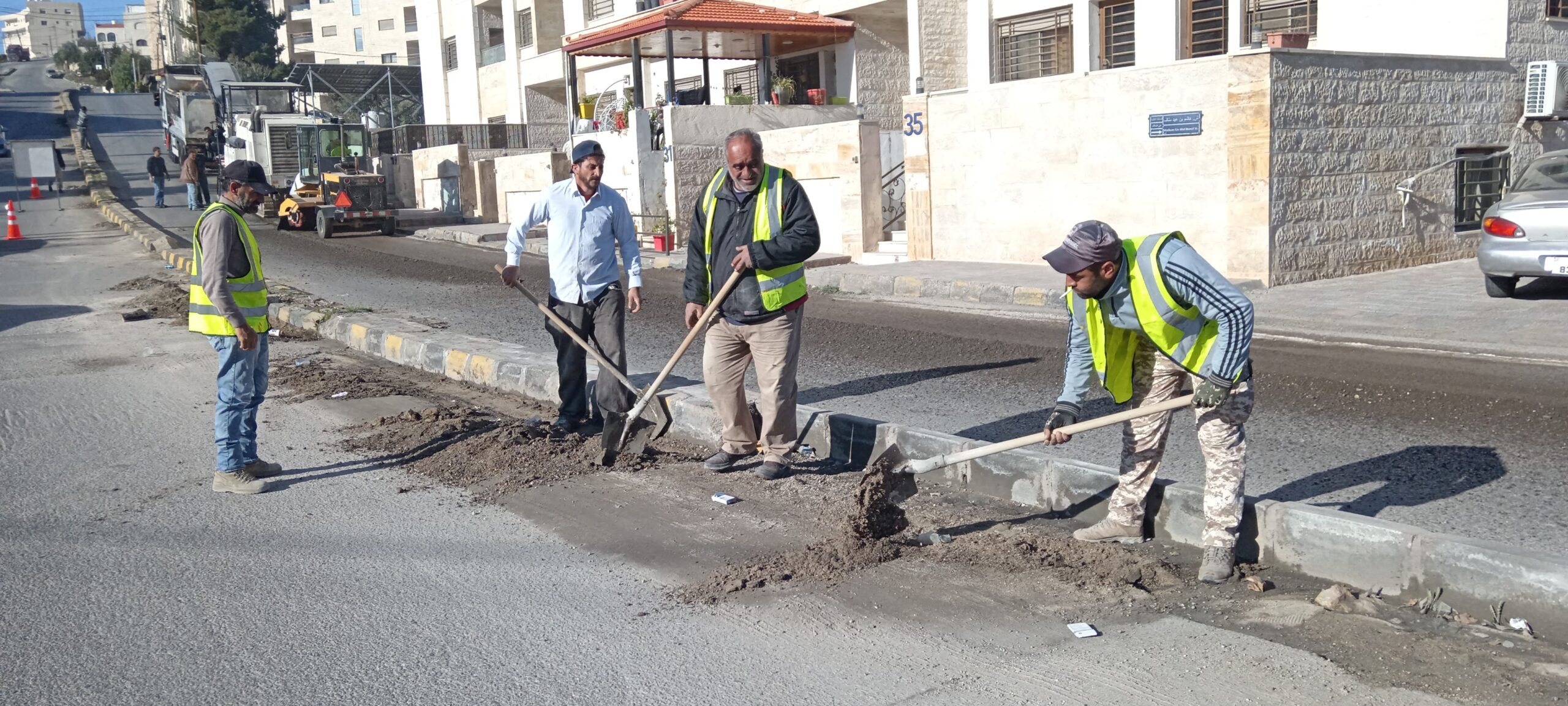 بلدية السلط الكبرى تعيد الحياة للمدخل الشمالي لمنطقة البحيرة والسلالم