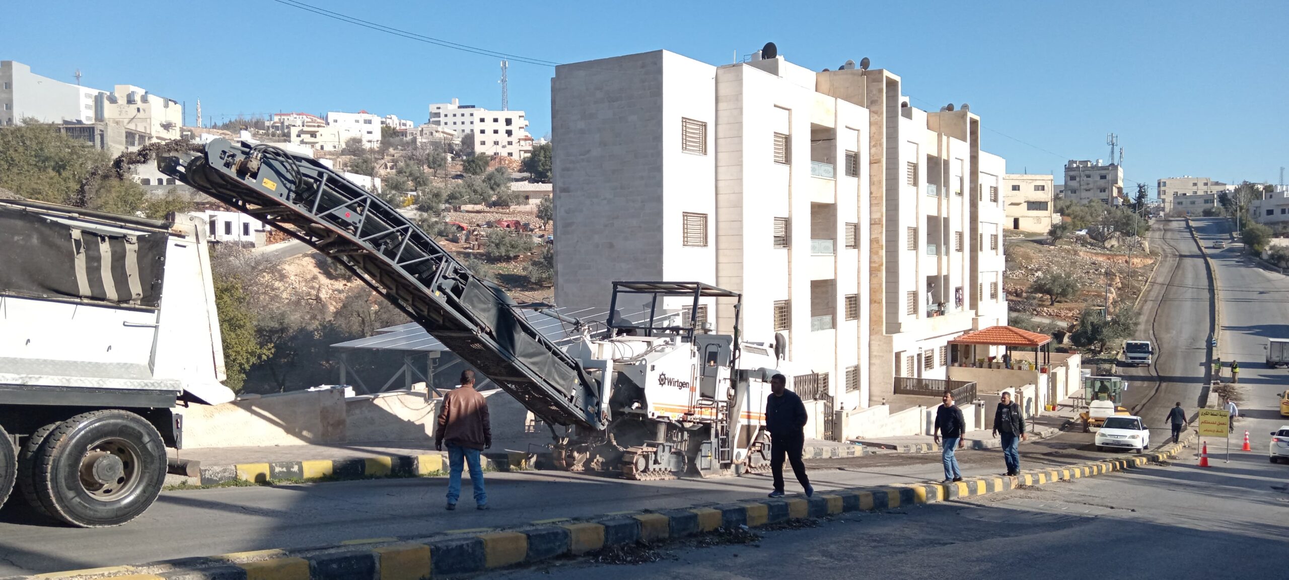 بلدية السلط الكبرى تعيد الحياة للمدخل الشمالي لمنطقة البحيرة والسلالم