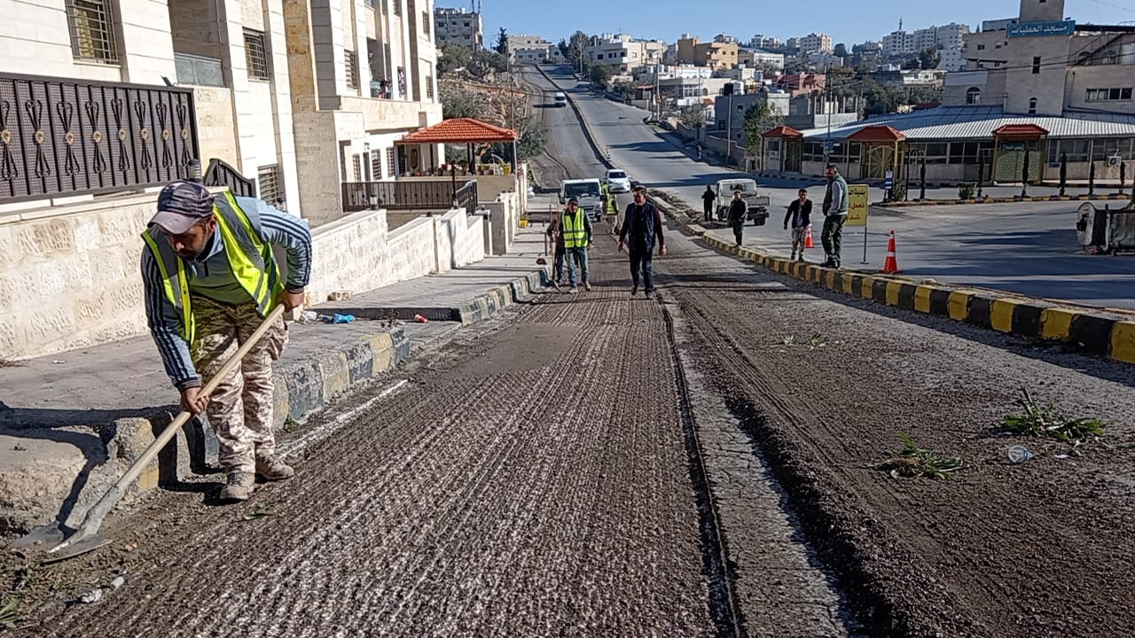 بلدية السلط الكبرى تعيد الحياة للمدخل الشمالي لمنطقة البحيرة والسلالم