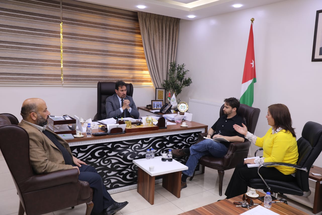 مسؤول من هيئة الغابات الأمريكية يزور البحوث الزراعية