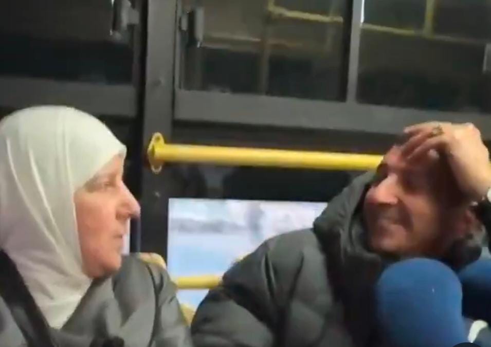 سورية تلتقي بشقيقها بعد فراق طويل في حافلة نقل عام( فيديو)