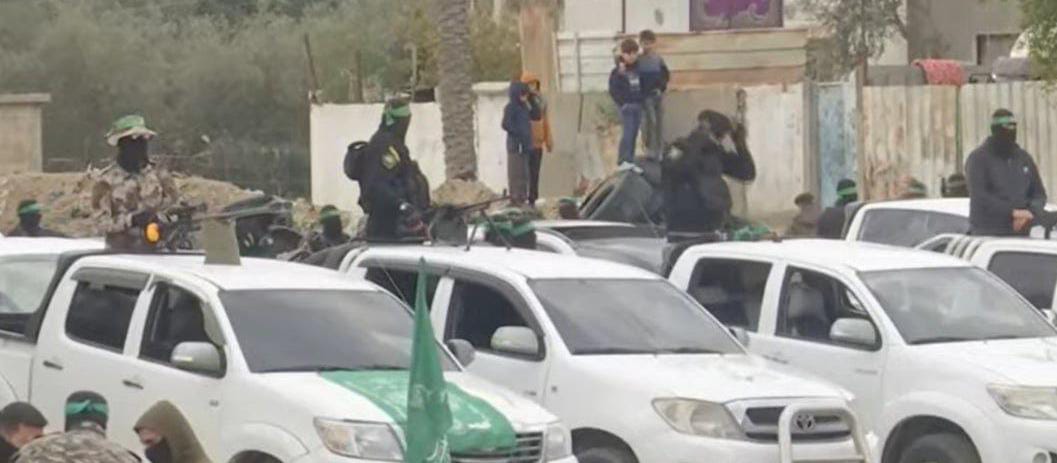 عاجل|| لأول مرة منذ بداية الصفقة.. القسام تفرج عن الأسرى من المحافظة الوسطى في غزة