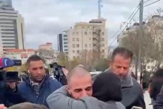 شاهد لحظة مؤثرة.. الأسير المحرر رشدي أبو رموز يلتقي بوالدته بعد عامين من الأسر